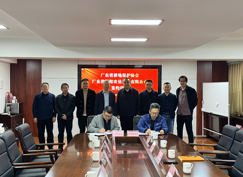 3fd0f1b560db4f7478e138c79a7be69a.png 举行签约仪式2.png